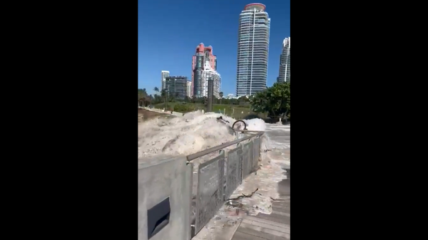 Image captures moment a massive 'king' surge pushed several individuals down and washing some into the Government Cut, a fishing channel in Miami Beach, Florida. - Sputnik International