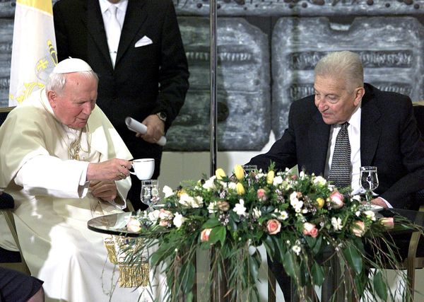 Pope John Paul II drinks coffee with Israeli President Ezer Weizman (R) on 23 March 2000 at the President's residence in Jerusalem after a visit to Israel's chief rabbis and ahead of a landmark visit to Yad Vashem, the holocaust memorial. - Sputnik International