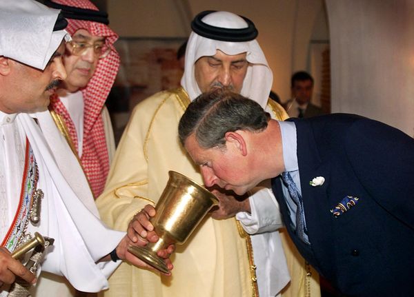 Britain's Prince Charles (R), Prince of Wales, smells an urn for grinding coffee with Saudi Arabia's Prince Khalid bin Faisal Al-Saud (C) at the launch of the 'Painting and Patronage' exhibition in London, 15 June 2000. The exhibition, a cultural collaboration between the United Kingdom and Saudi Arabia, features paintings by both Princes. - Sputnik International