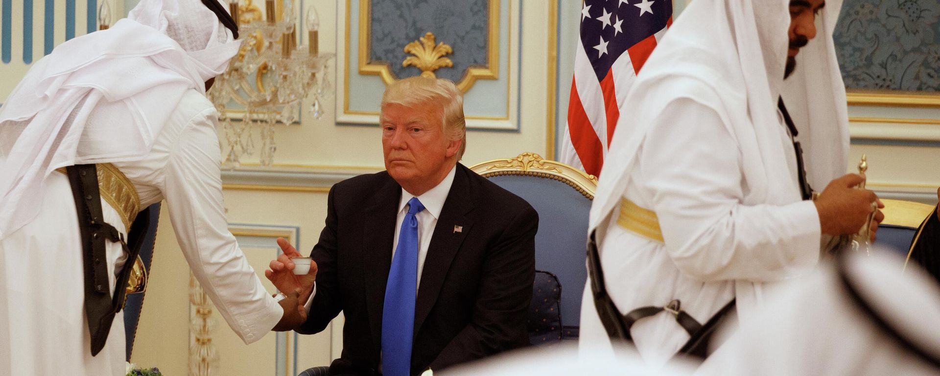 Президент США Дональд Трамп пьет кофе в Королевском дворце в Эр-Рияде, 2017 год Президент США Дональд Трамп пьет кофе в Королевском дворце в Эр-Рияде, 2017 год - Sputnik International, 1920, 05.10.2022