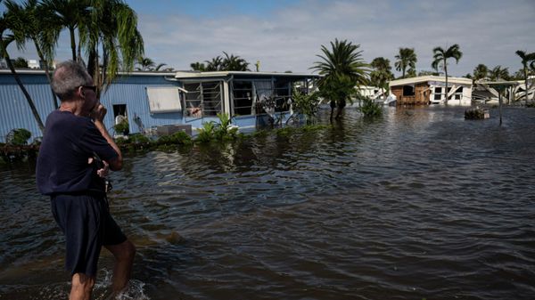 A man looks on from the a flooded street of a neighborhood in Fort Myers, Florida on September 29, 2022. - Hurricane Ian left much of coastal southwest Florida in darkness early on Thursday, bringing catastrophic flooding that left officials readying a huge emergency response to a storm of rare intensity. - Sputnik International
