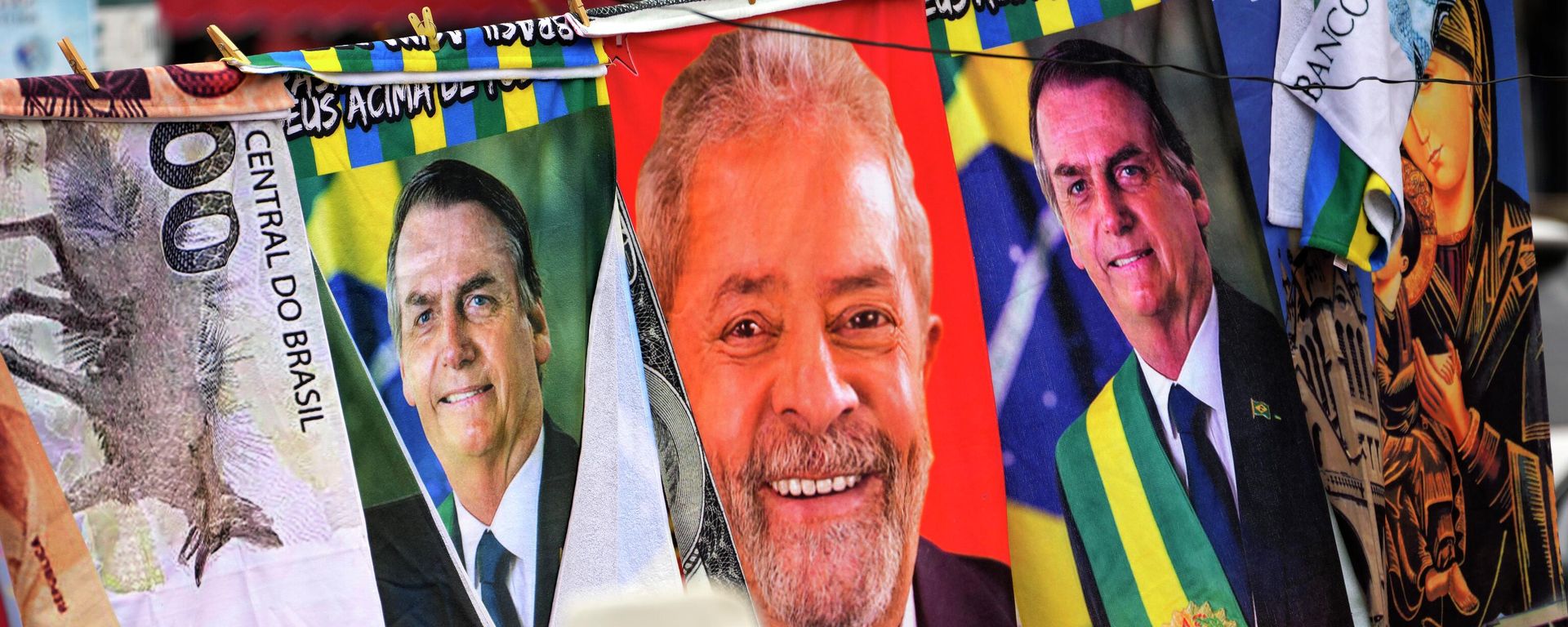 FILE - Towels with images of Brazilian presidential candidates, President Jair Bolsonaro and former President Luiz Inacio Lula da Silva, are for sale by a street vendor, hanging from a makeshift clothesline in Brasilia, Brazil, Thursday, Sept. 22, 2022. Despite the smoke clogging the air of entire Amazon cities, state elections have largely ignored environmental issues.  - Sputnik International, 1920, 02.10.2022