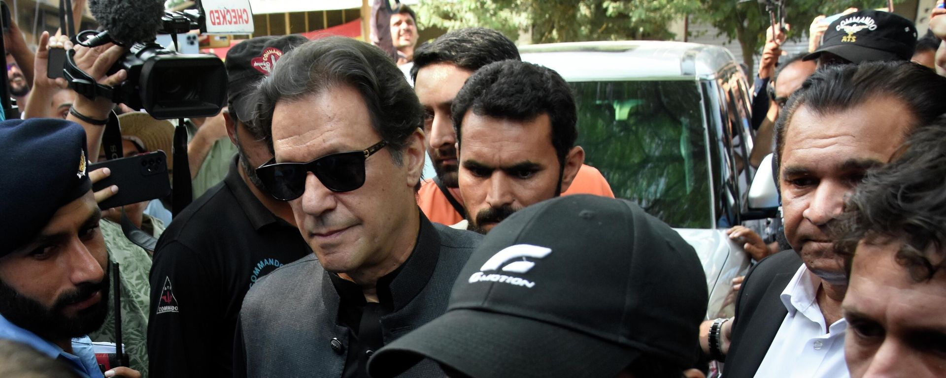 Former Pakistani Prime Minister Imran Khan, center left, arrives at Islamabad High Court surrounded by security in Islamabad, Pakistan, Thursday, 22 September 2022. - Sputnik International, 1920, 03.11.2022