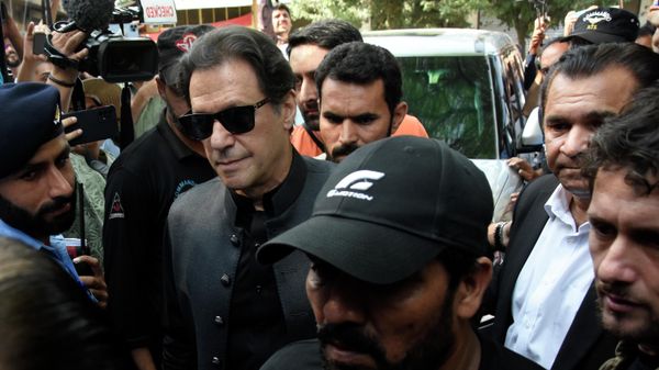 Former Pakistani Prime Minister Imran Khan, center left, arrives at Islamabad High Court surrounded by security in Islamabad, Pakistan, Thursday, 22 September 2022. - Sputnik International