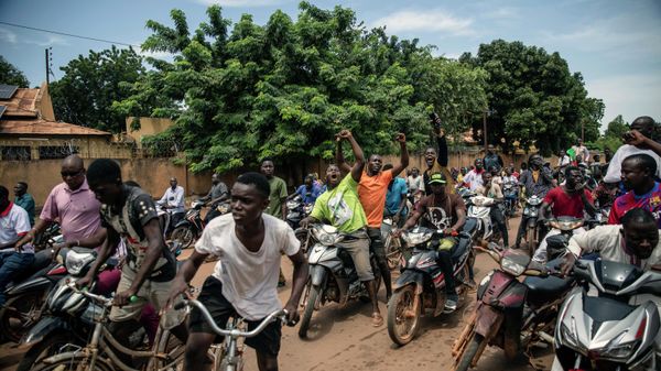 Young men chant slogans against the power of Lieutenant-Colonel Damiba, against France and pro-Russia, in Ouagadougou, Burkina Faso, Friday Sept. 30, 2022. Residents say gunfire rang out early in the morning and the state broadcaster has gone off the air, fueling fears that another coup is underway. The developments Friday come just after coup leader-turned-president, Lt. Col. Paul Henri Sandaogo Damiba, returned from a trip to the U.N. General Assembly. (AP Photo/Sophie Garcia) - Sputnik International