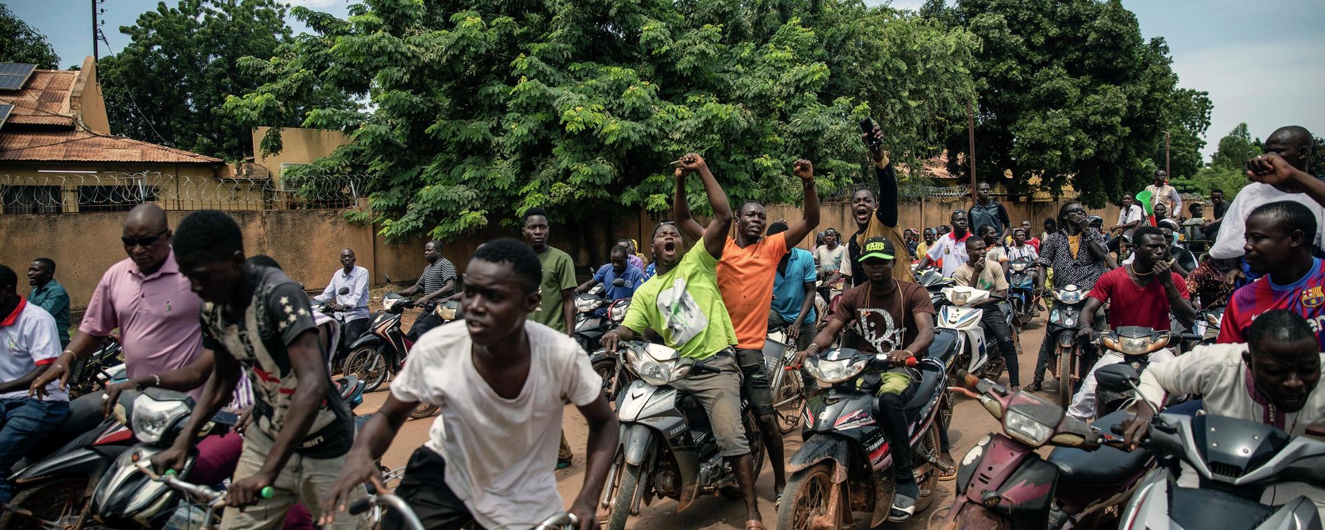Young men chant slogans against the power of Lieutenant-Colonel Damiba, against France and pro-Russia, in Ouagadougou, Burkina Faso, Friday Sept. 30, 2022. Residents say gunfire rang out early in the morning and the state broadcaster has gone off the air, fueling fears that another coup is underway. The developments Friday come just after coup leader-turned-president, Lt. Col. Paul Henri Sandaogo Damiba, returned from a trip to the U.N. General Assembly. (AP Photo/Sophie Garcia) - Sputnik International, 1920, 02.10.2022