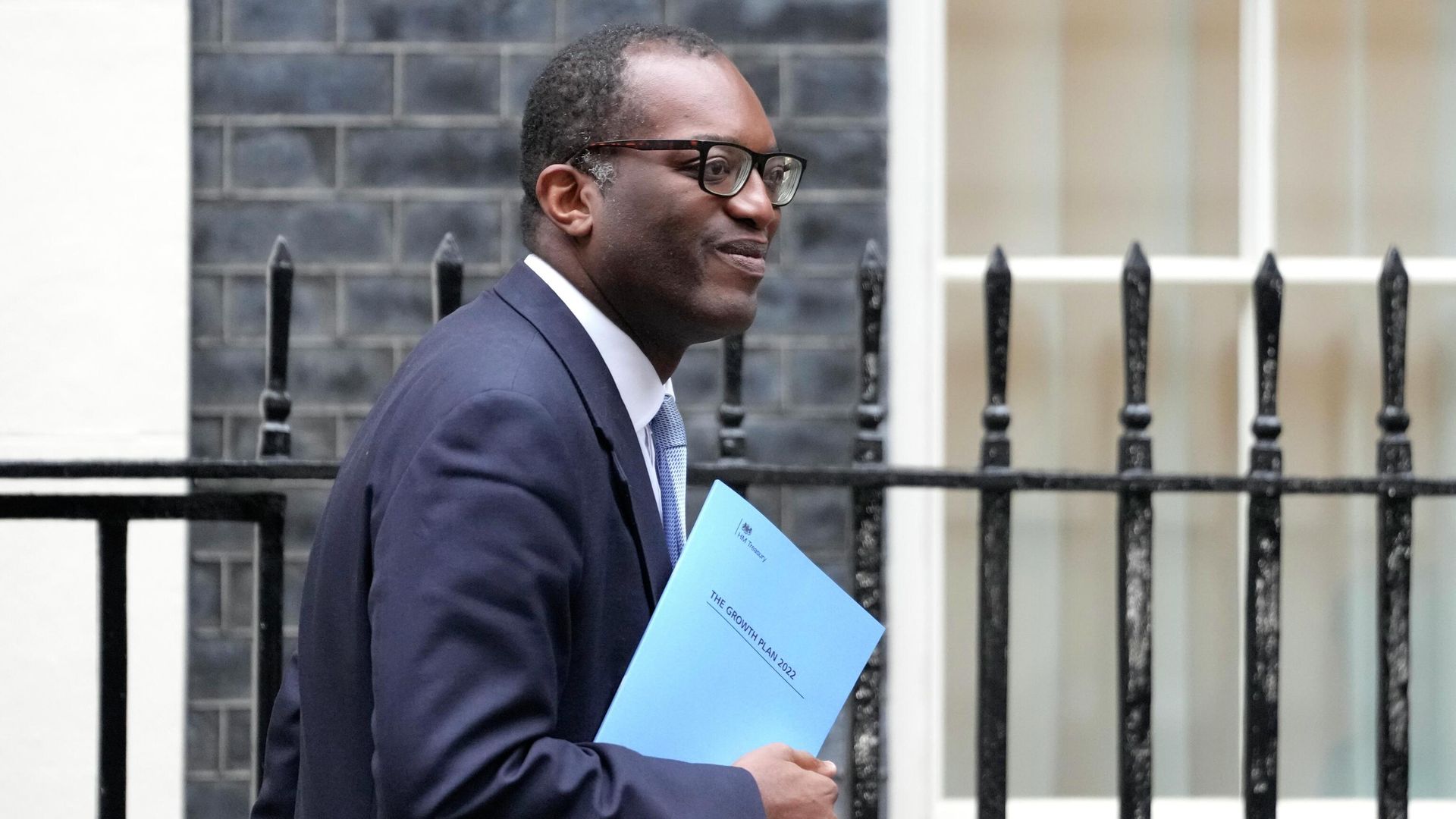 Britain's Chancellor Kwasi Kwarteng leaves 11 Downing Street in London, Friday, Sept. 23, 2022. The Chancellor will deliver a mini budget in parliament. Britain's Chancellor Kwasi Kwarteng leaves 11 Downing Street in London, Friday, Sept. 23, 2022. The Chancellor will deliver a mini budget in parliament. - Sputnik International, 1920, 03.10.2022