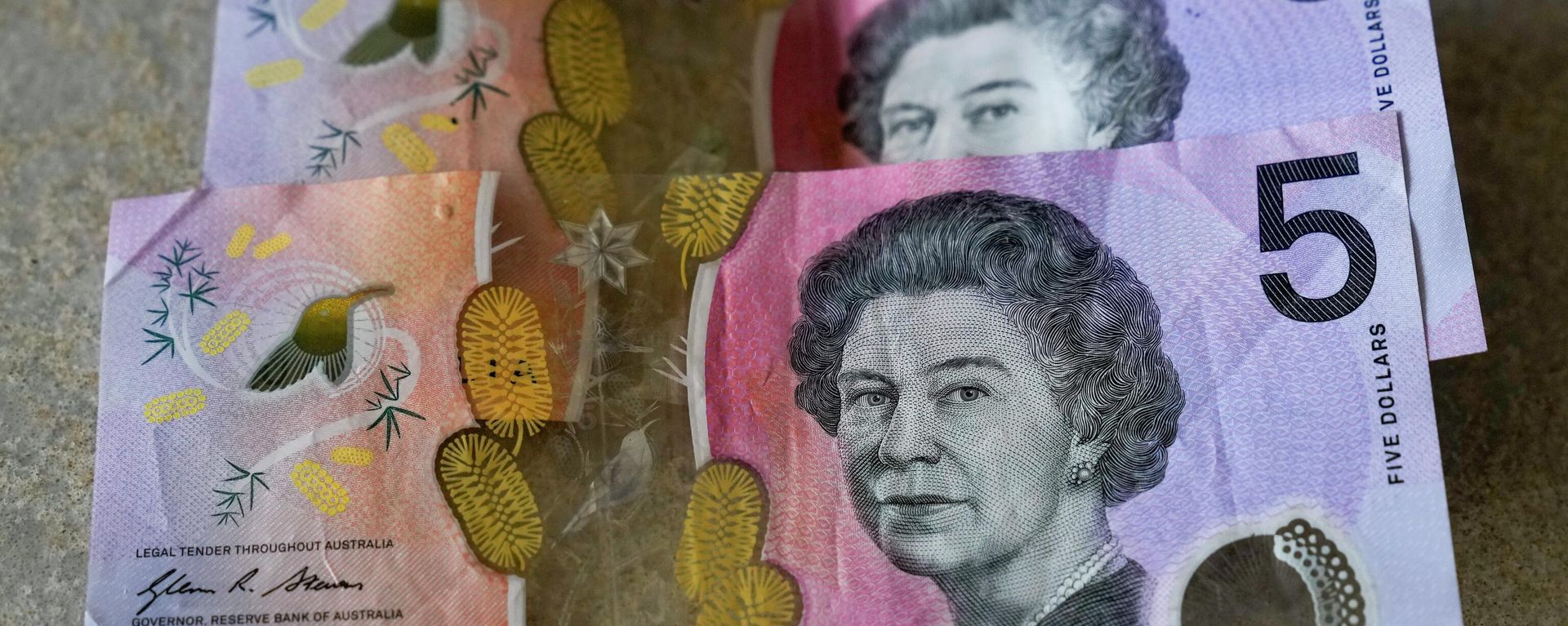Australian $5 notes are pictured in Sydney, Saturday, Sept. 10, 2022. As the United Kingdom's reigning monarch, Queen Elizabeth II was depicted on British bank notes and coins for decades. It's less well known that her portrait was featured on currencies in dozens of other places around the world, in a reminder of the British empire's colonial reach Australian $5 notes are pictured in Sydney, Saturday, Sept. 10, 2022. As the United Kingdom's reigning monarch, Queen Elizabeth II was depicted on British bank notes and coins for decades. It's less well known that her portrait was featured on currencies in dozens of other places around the world, in a reminder of the British empire's colonial reach - Sputnik International, 1920, 03.10.2022