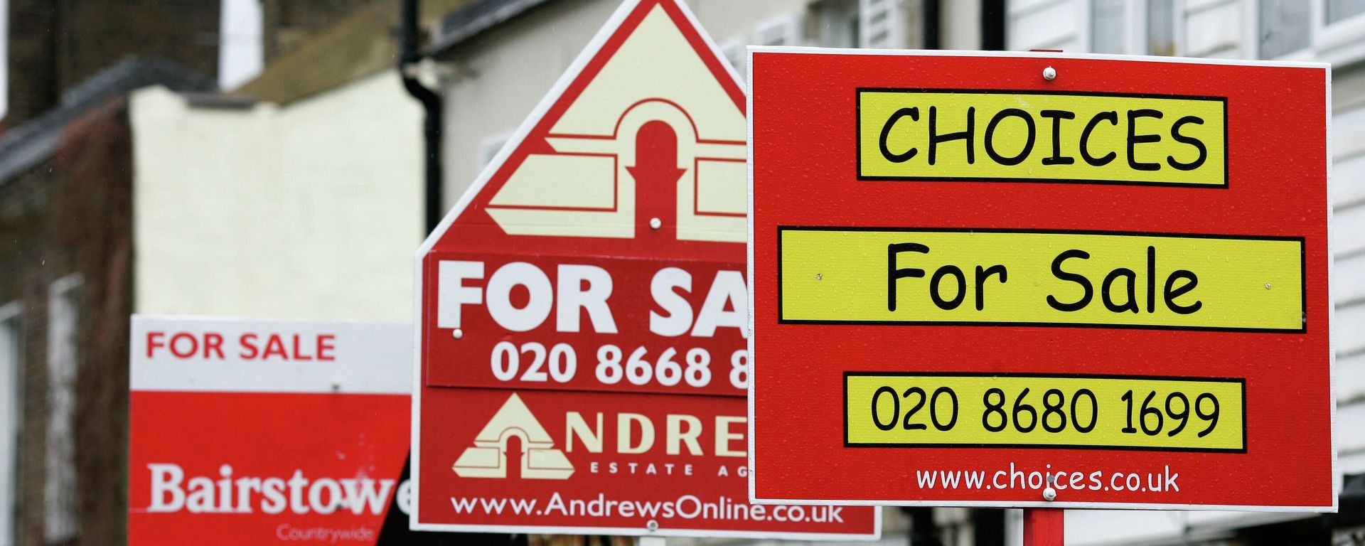 Property for sale signs are seen on a street in Croydon, south London Property for sale signs are seen on a street in Croydon, south London - Sputnik International, 1920, 03.10.2022