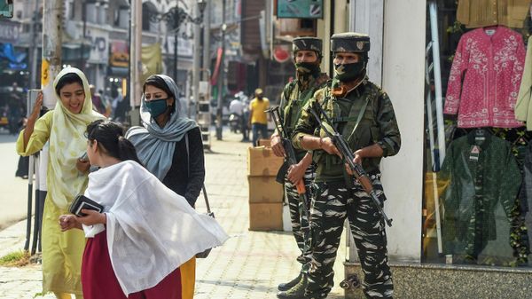 Indian paramilitary troopers stand guard along a street in Srinagar on October 3, 2022, ahead of India's Home Minister Amit Shah's visit to Jammu and Kashmir. - Sputnik International