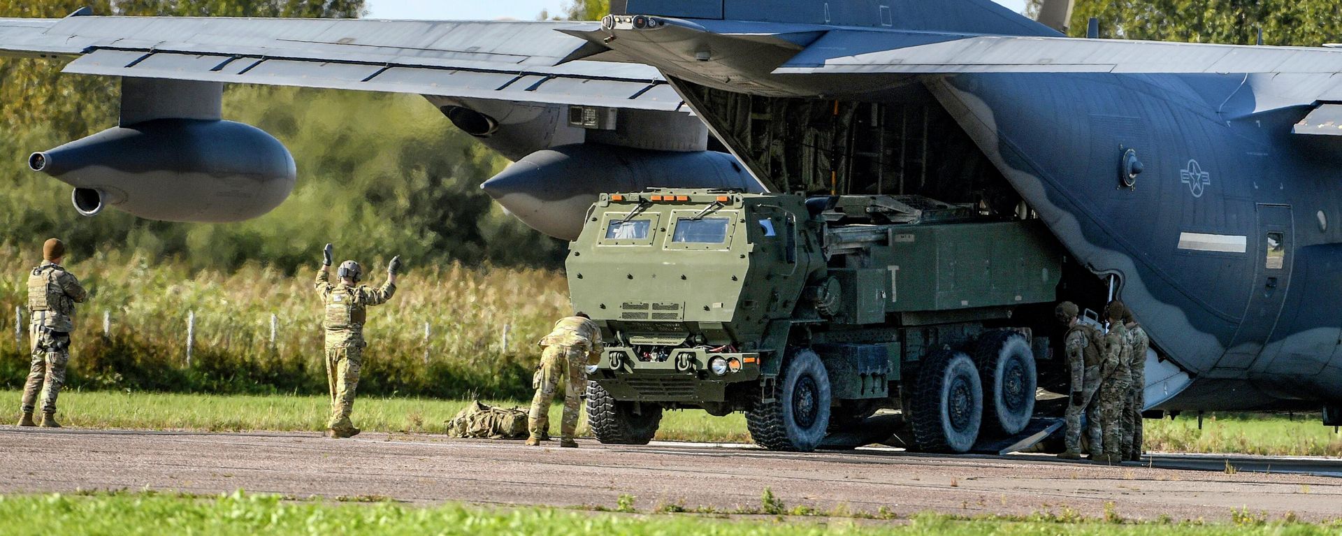 Soldiers load a High-Mobility Artillery Rocket System (HIMARS ) from a US Special Operations MC-130J aircraft during military exercises at Spilve Airport in Riga, Latvia, on Sept. 26, 2022. Soldiers load a High-Mobility Artillery Rocket System (HIMARS ) from a US Special Operations MC-130J aircraft during military exercises at Spilve Airport in Riga, Latvia, on Sept. 26, 2022. - Sputnik International, 1920, 01.11.2022