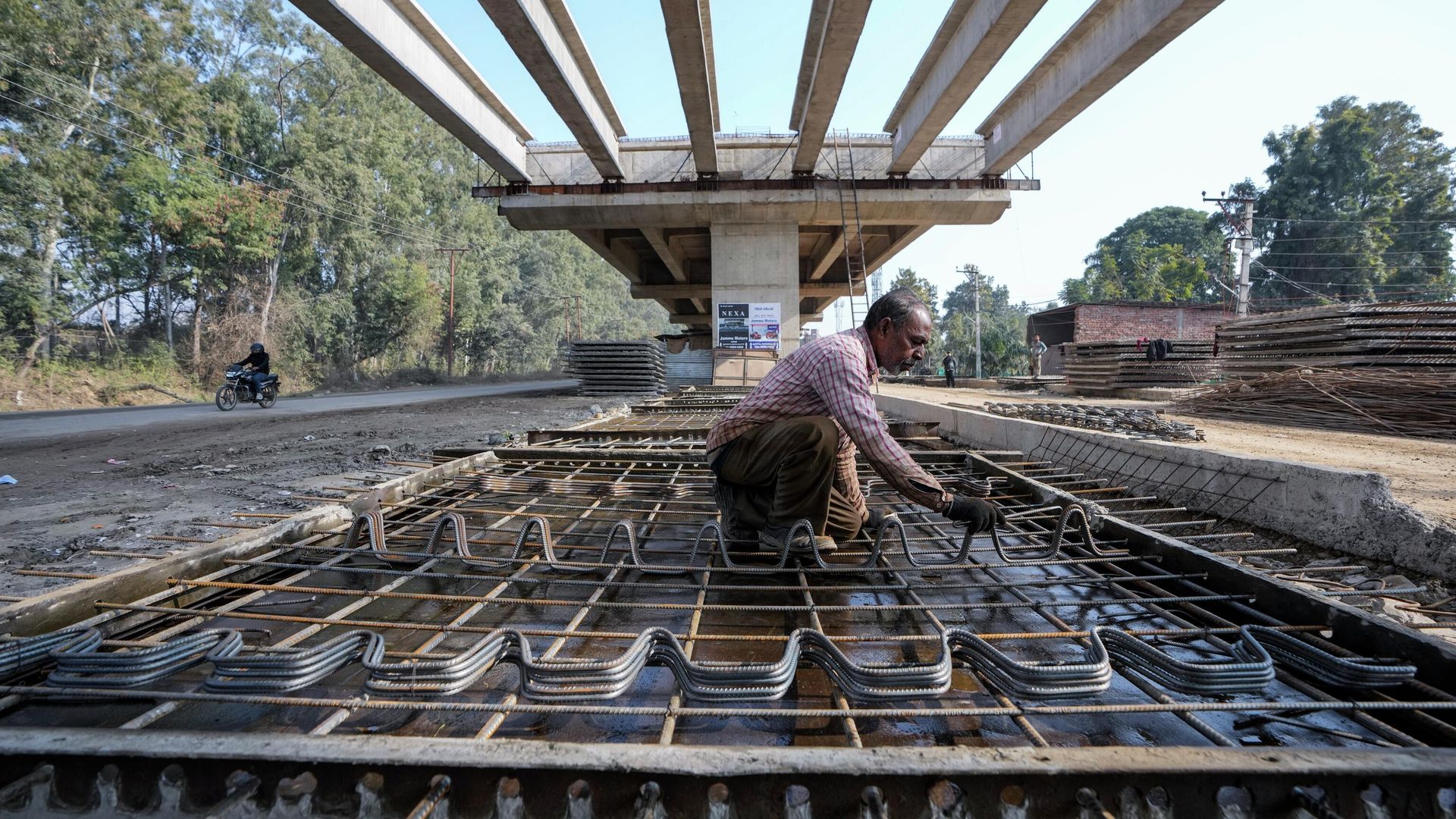 An Indian laborer works to construct a flyover in Jammu, India, Tuesday, Feb.1, 2022. An Indian laborer works to construct a flyover in Jammu, India, Tuesday, Feb.1, 2022. - Sputnik International, 1920, 04.10.2022