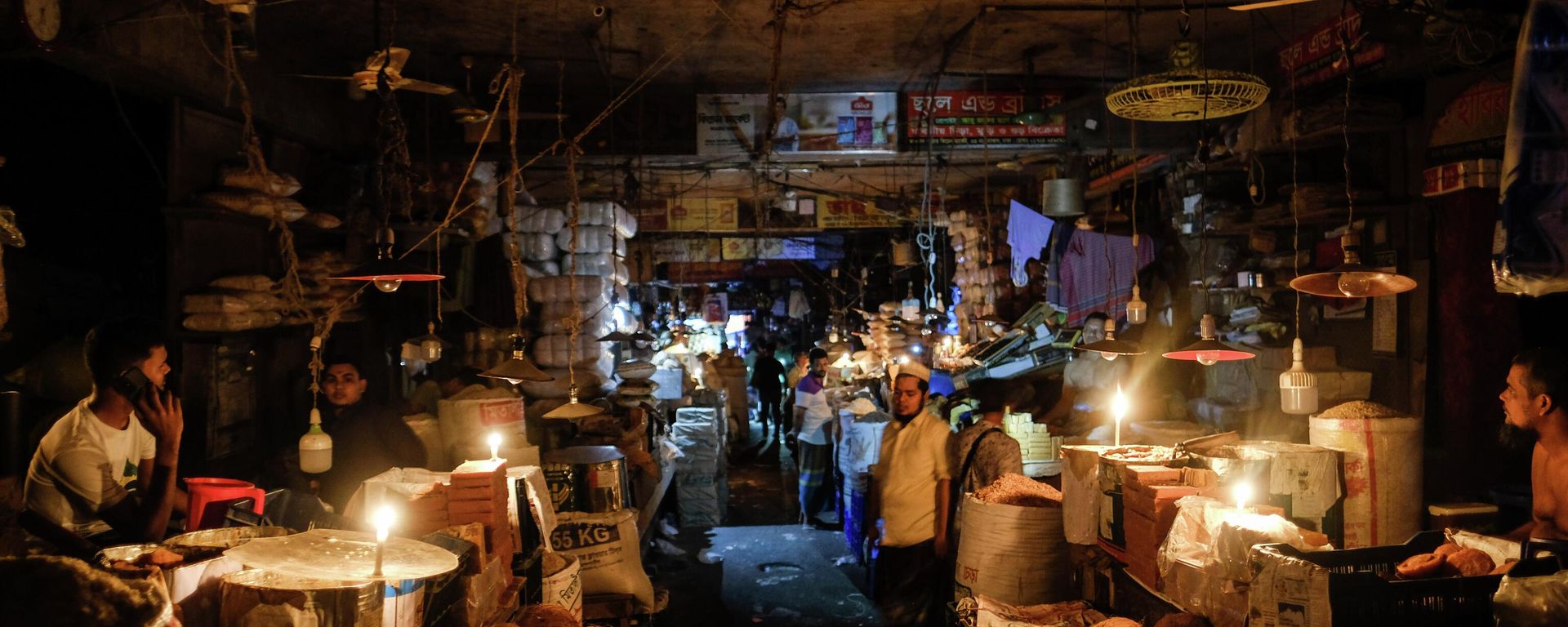 Vendors light candles at a market after a failure in Bangladesh's national power grid plunged much of the country into a blackout in Dhaka, Bangladesh, Tuesday, Oct.4, 2022. Vendors light candles at a market after a failure in Bangladesh's national power grid plunged much of the country into a blackout in Dhaka, Bangladesh, Tuesday, Oct.4, 2022. - Sputnik International, 1920, 04.10.2022