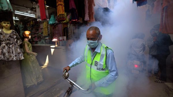 Municipal workers fumigate a densely populated area in New Delhi, India, Wednesday, Oct. 27, 2021. - Sputnik International