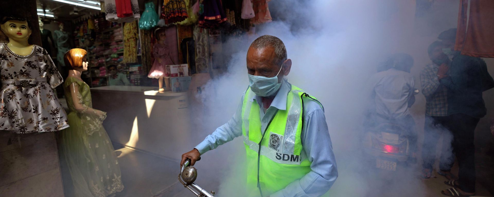 Municipal workers fumigate a densely populated area in New Delhi, India, Wednesday, Oct. 27, 2021. Municipal workers fumigate a densely populated area in New Delhi, India, Wednesday, Oct. 27, 2021. - Sputnik International, 1920, 05.10.2022