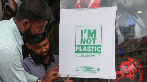 Workers of a helmet store paste degradable plastic substitute material on a glass in Hyderabad, India, Thursday, June 30, 2022. - Sputnik International