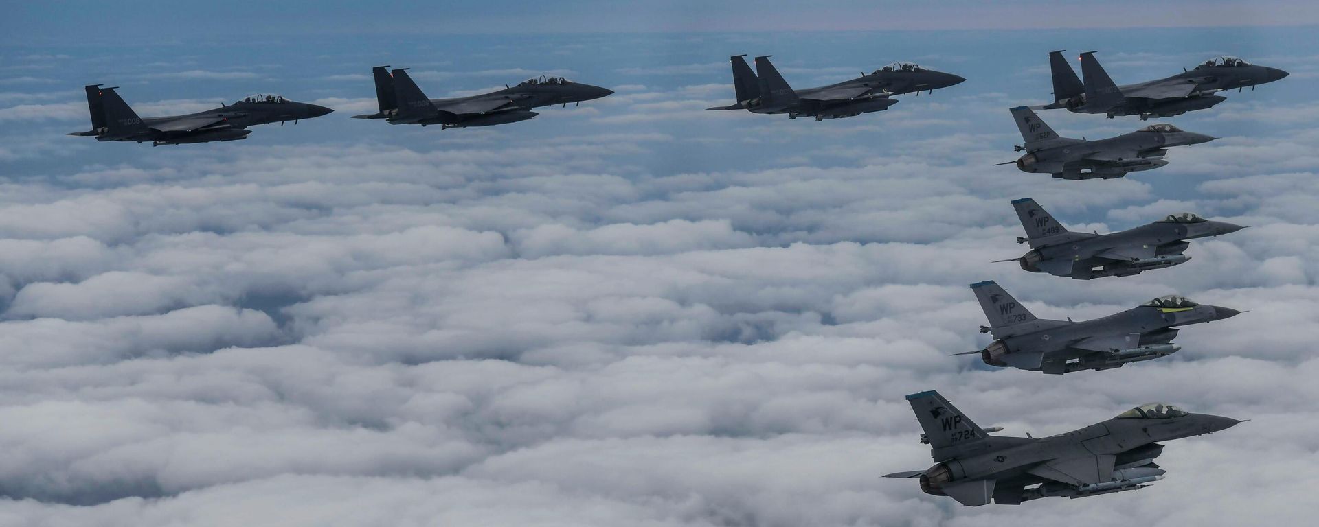 Истребители ВВС Южной Кореи F15K и ВВС США F-16 на военных учениях  - Sputnik International, 1920, 06.05.2023