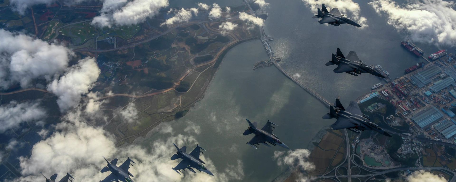 Истребители ВВС Южной Кореи F15K и ВВС США F-16 на военных учениях - Sputnik International, 1920, 13.11.2023