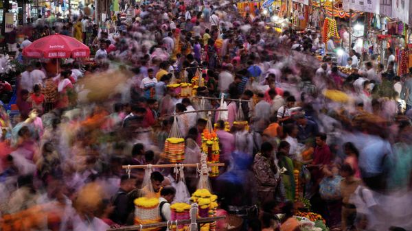 People crowd a market on the eve of of Dussehra festival in Mumbai, India, Tuesday, Oct. 4, 2022. - Sputnik International