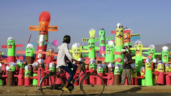 A vendor (R) selling effigies of the Hindu demon King 'Ravana' waits for customers along a road during the Hindu festival of 'Dussehra' in Ajmer on October 5, 2022. - Sputnik International