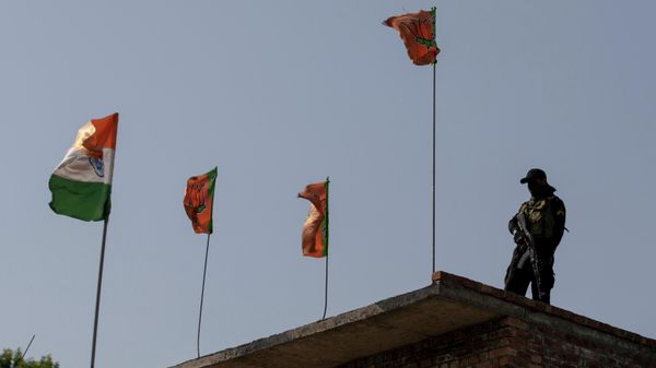 A policeman stands guard at the residence of a politician Sheikh Wasim Bari, in Bandipora town, north of Srinagar, Indian controlled Kashmir, Thursday, July 9, 2020. - Sputnik International