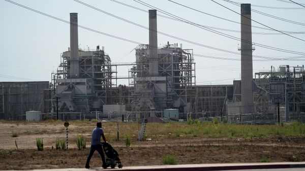 FILE - A man pushes a stroller near the AES power plant in Redondo Beach, Calif., Wednesday, Sept. 7, 2022.  On Monday, Sept. 19, the world’s first public database of fossil fuel production, reserves and emissions launches.  It shows that the United States and Russia have enough fossil fuel reserves to exhaust the world’s remaining carbon budget to stay under 1.5 degrees Celsius warming. (AP Photo/Jae C. Hong, File) - Sputnik International