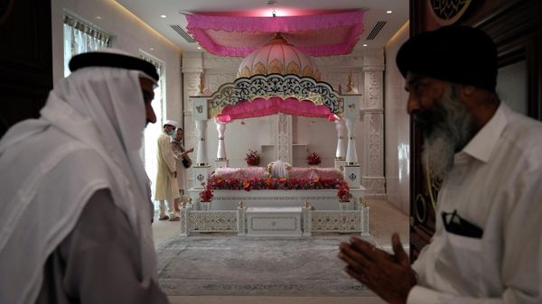 A Hindu priest greats an Emirati guest during the opening ceremony of the new Hindu temple, in Dubai, United Arab Emirates, Tuesday, Oct. 4, 2022. - Sputnik International