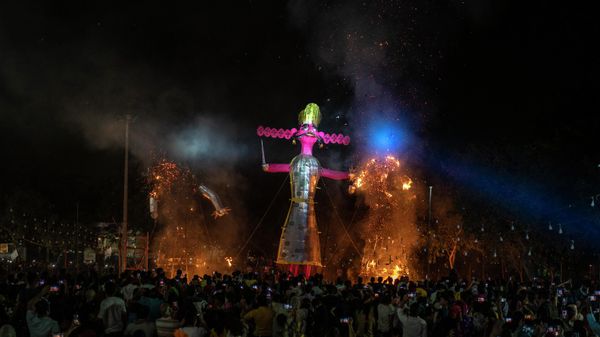 People watch the burning of effigies of demon king Ravana and his son and brother in New Delhi, India, Wednesday, Oct. 5, 2022. - Sputnik International