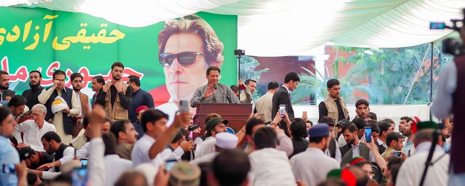 Imran Khan with PTI KP office holders in Peshawar as preparations are in full swing for the upcoming Haqiqi Azadi march Imran Khan with PTI KP office holders in Peshawar as preparations are in full swing for the upcoming Haqiqi Azadi march - Sputnik International, 1920, 06.10.2022