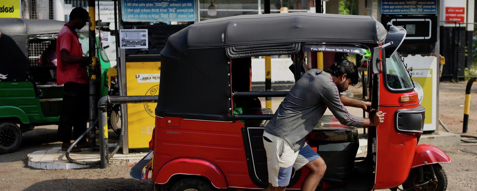 A man pushes his autorickshaw to a fuel station in Colombo, Sri Lanka, Wednesday, July 27, 2022. - Sputnik International, 1920, 13.10.2022