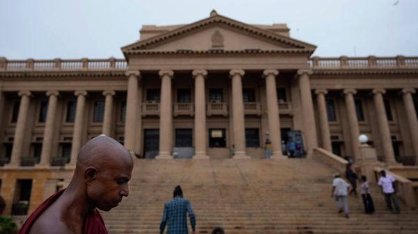A Buddhist monk walks past the president's office as he prepares to vacate the premise along with other protestors in Colombo, Sri Lanka, Thursday, July 21, 2022. - Sputnik International