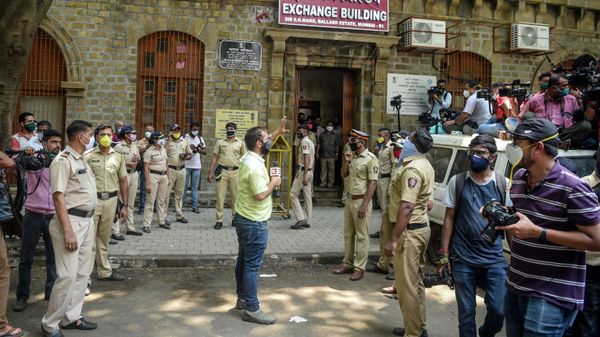Media representatives gather around the Narcotics Control Bureau (NCB) office as Bollywood actress Rhea Chakraborty has arrived for enquiry regarding Sushant Singh Rajput case, in Mumbai on September 6, 2020. - Sputnik International