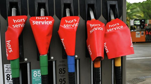 This photograph shows a sign reading out of order on gas pumps at a TotalEnergies gas station in Montpellier, southern France, on October 5, 2022. - Sputnik International