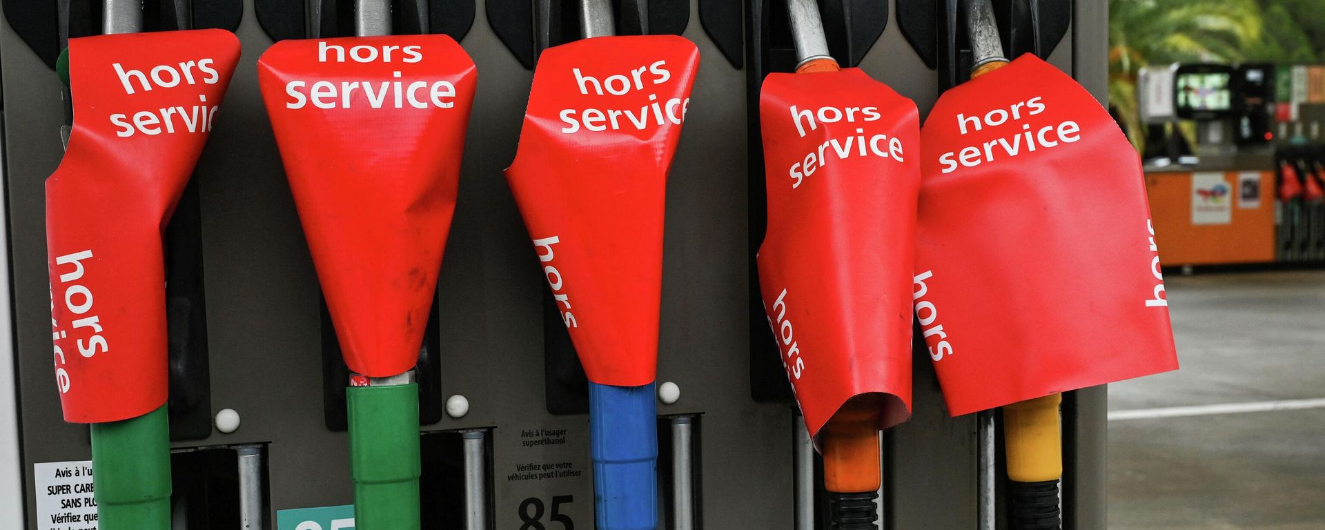 This photograph shows a sign reading out of order on gas pumps at a TotalEnergies gas station in Montpellier, southern France, on October 5, 2022. - Sputnik International, 1920, 07.10.2022
