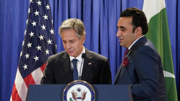 U.S. Secretary of State Antony Blinken and Pakistan's Foreign Minister Bilawal Bhutto-Zardari trade places to deliver remarks after their meeting, Monday, Sept. 26, 2022, at the State Dept. in Washington. - Sputnik International
