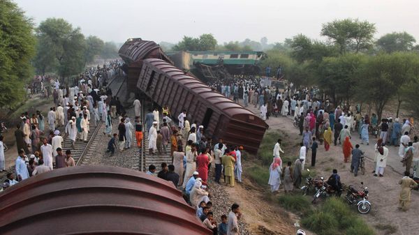 Pakistani residents gather beside the wreckage at the site of the collision of two trains on the outskirts of Multan on September 15, 2016. Pakistani residents gather beside the wreckage at the site of the collision of two trains on the outskirts of Multan on September 15, 2016. - Sputnik International