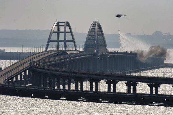 A helicopter extinguishes the fire on the Crimean Bridge. - Sputnik International
