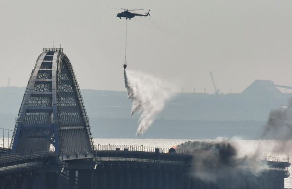 A helicopter extinguishes the fire on the Crimean Bridge. - Sputnik International