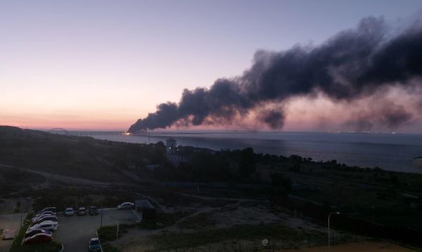 Columns of black smoke seen on the Crimean Bridge. - Sputnik International