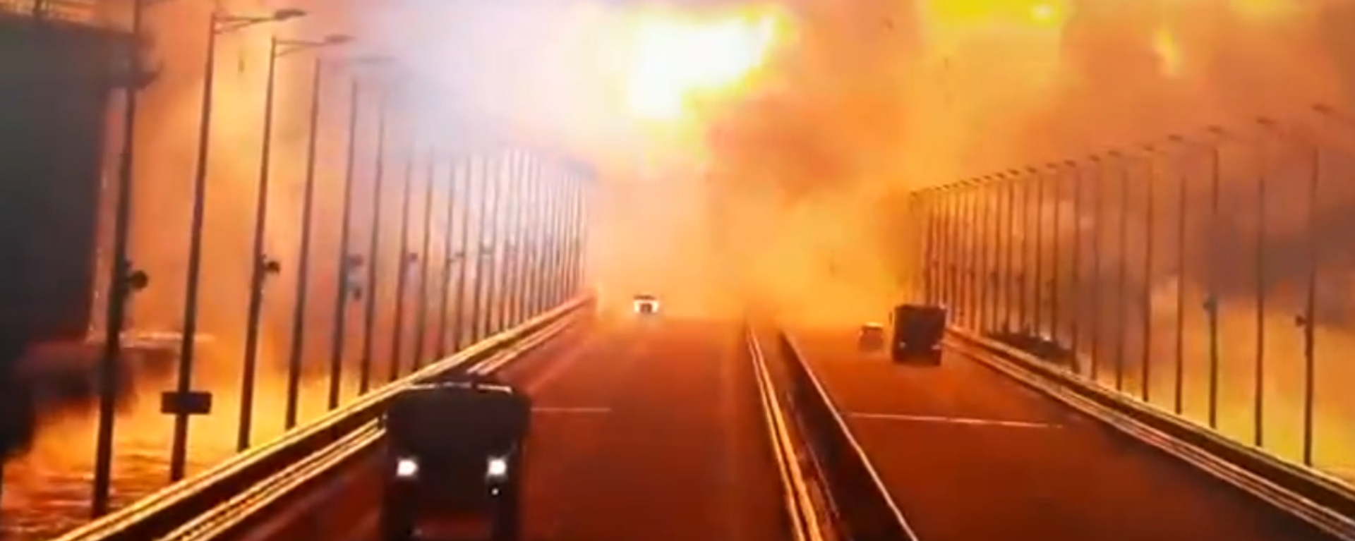 Security cam footage captures moment of explosion on Crimean Bridge. Screenshot. Security cam footage captures moment of explosion on Crimean Bridge. Screenshot. - Sputnik International, 1920, 10.10.2022