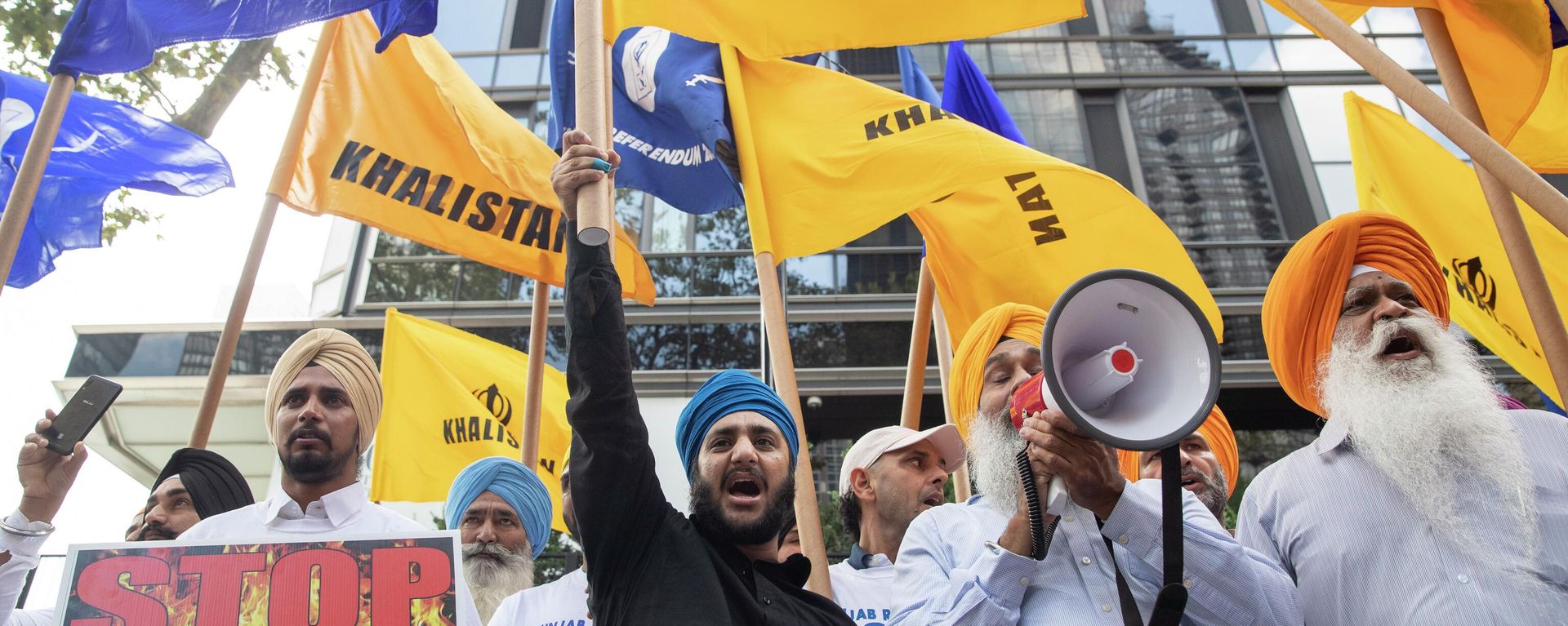 Kashmiris and pro Khalistan Sikhs demonstrate during a march and rally to protest Indian Prime Minister Narendra Modi's decision to strip Kashmir of its special status and the continuous occupation of Punjab, Thursday, Aug. 15, 2019, in New York Kashmiris and pro Khalistan Sikhs demonstrate during a march and rally to protest Indian Prime Minister Narendra Modi's decision to strip Kashmir of its special status and the continuous occupation of Punjab, Thursday, Aug. 15, 2019, in New York - Sputnik International, 1920, 28.09.2023