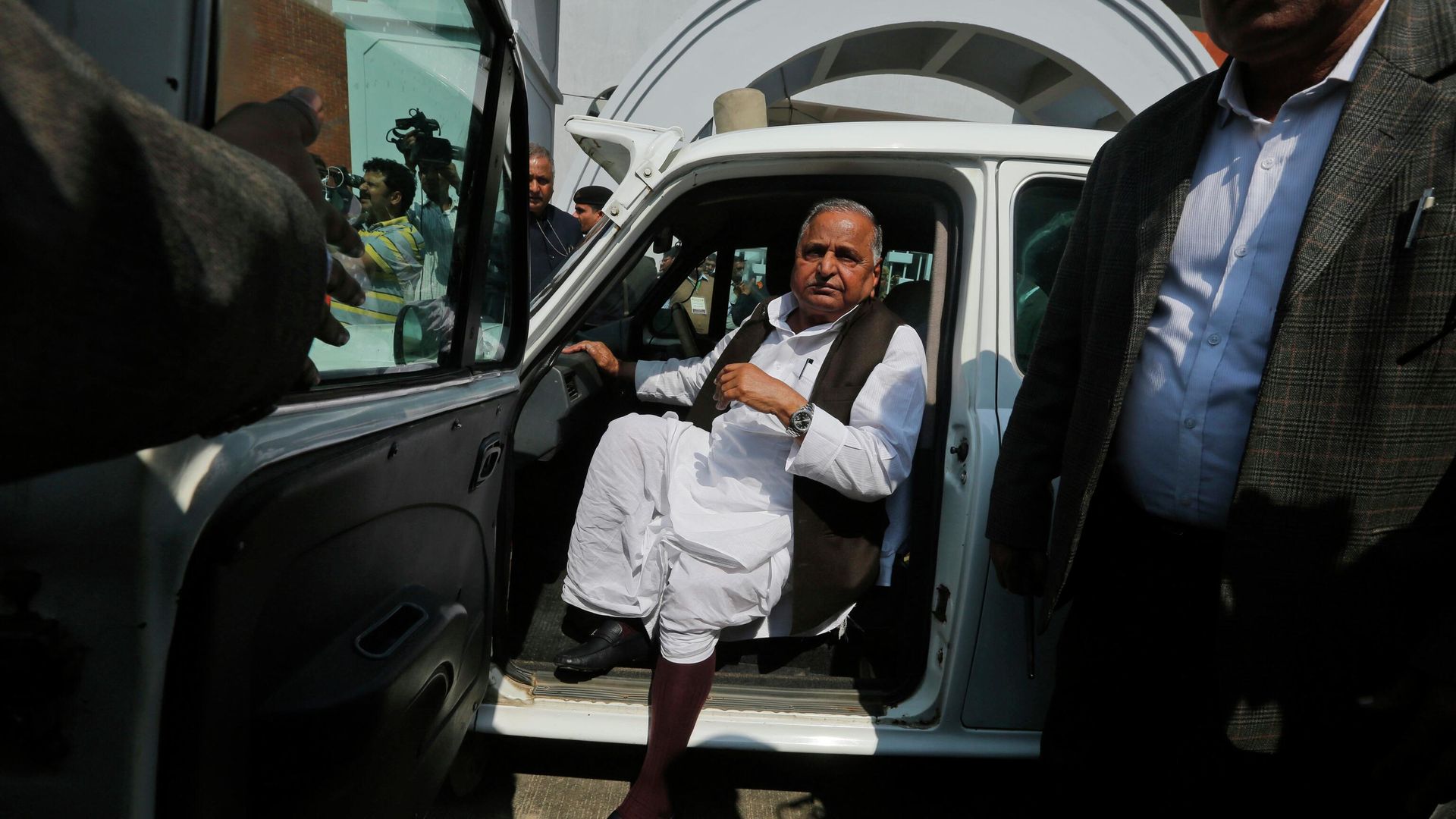 Samajwadi Party leader Mulayam Singh Yadav arrives to cast his vote at a polling station in Saifai, in Etawah, Uttar Pradesh, India, Sunday, Feb. 19, 2017. - Sputnik International, 1920, 10.10.2022