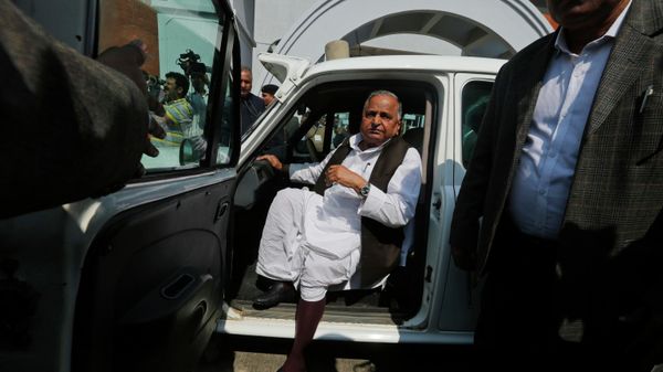 Samajwadi Party leader Mulayam Singh Yadav arrives to cast his vote at a polling station in Saifai, in Etawah, Uttar Pradesh, India, Sunday, Feb. 19, 2017. - Sputnik International