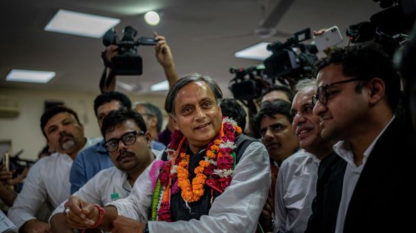 Senior Congress party leader Shashi Tharoor files his nomination papers for the position of Congress party president, at the party's headquarter in New Delhi, India, Friday, Sept. 30, 2022. - Sputnik International