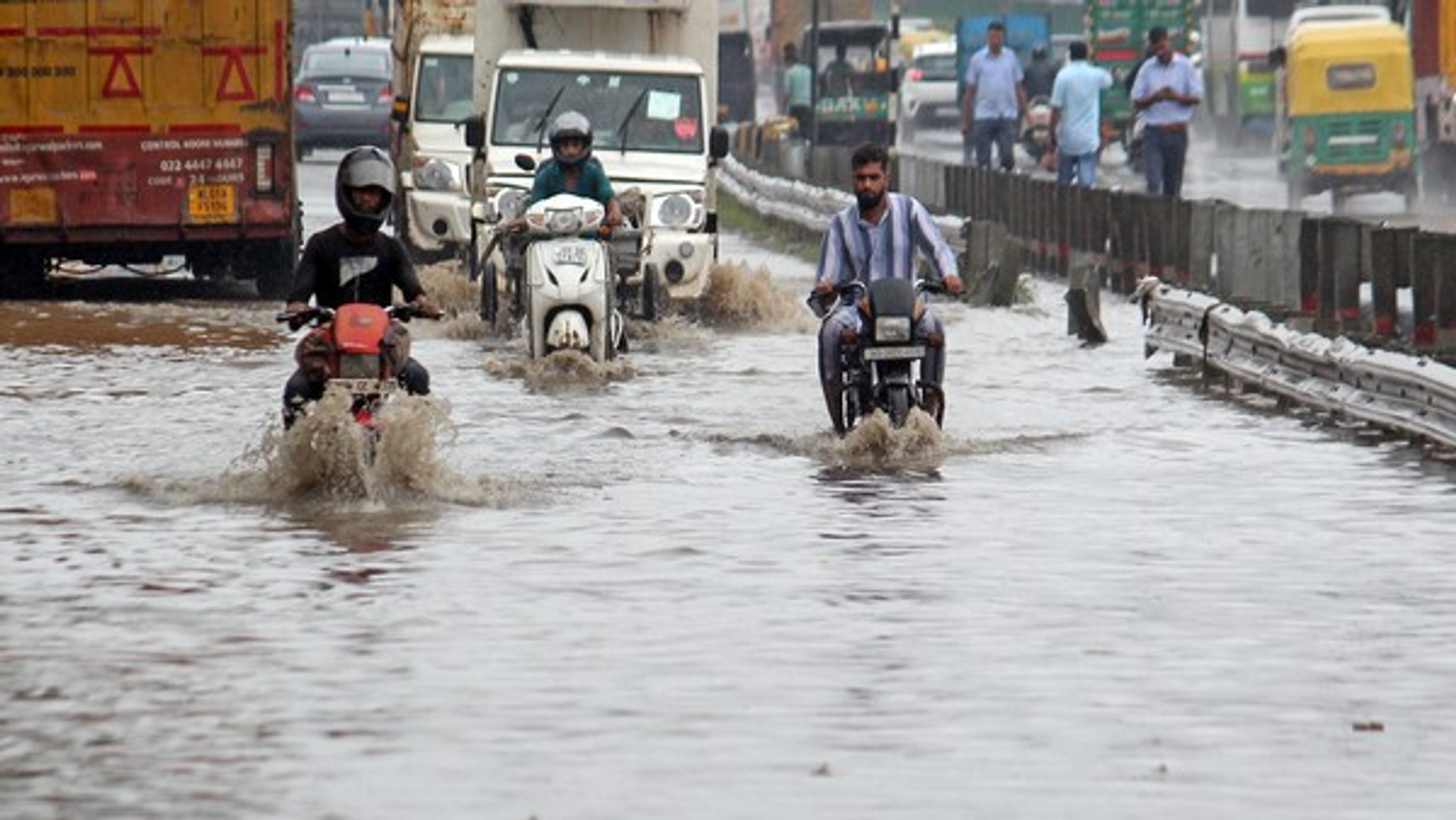 Schools shut in various cities due to heavy rainfall warning in Uttar Pradesh - Sputnik International, 1920, 10.10.2022