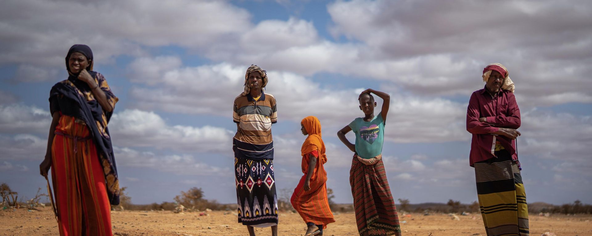 Men and women stand at a camp for displaced people on the outskirts of Dollow, Somalia, on Monday, Sept. 19, 2022. Men and women stand at a camp for displaced people on the outskirts of Dollow, Somalia, on Monday, Sept. 19, 2022. - Sputnik International, 1920, 01.11.2022
