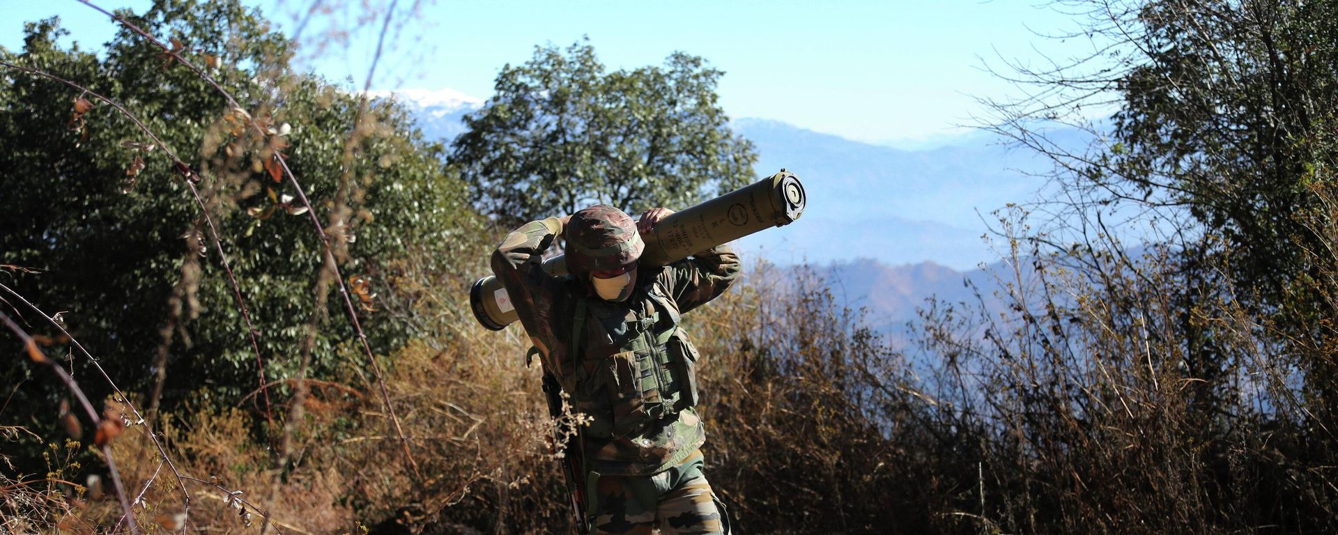 In this Dec.18, 2020, file photo, an Indian army soldier carries an anti-tank guided missile (ATGM) to his base between India and Pakistan border on the forward post of Balakot, in Poonch, about 250 kilometers (156 miles) from Jammu, India. In this Dec.18, 2020, file photo, an Indian army soldier carries an anti-tank guided missile (ATGM) to his base between India and Pakistan border on the forward post of Balakot, in Poonch, about 250 kilometers (156 miles) from Jammu, India. - Sputnik International, 1920, 24.11.2022