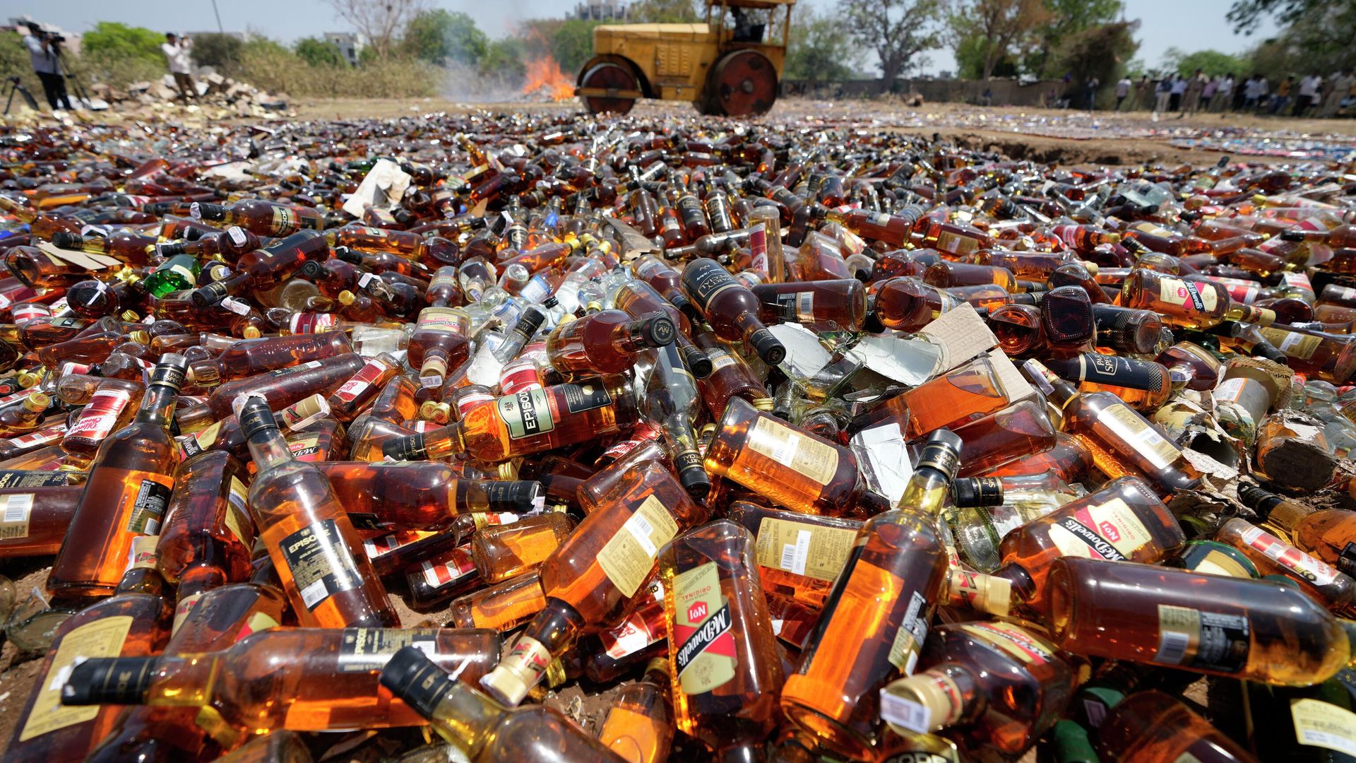 A road roller is used to destroy seized liquor bottles as police officials oversee in Ahmedabad, Gujarat state, India, Wednesday, March 30, 2022. - Sputnik International, 1920, 10.10.2022
