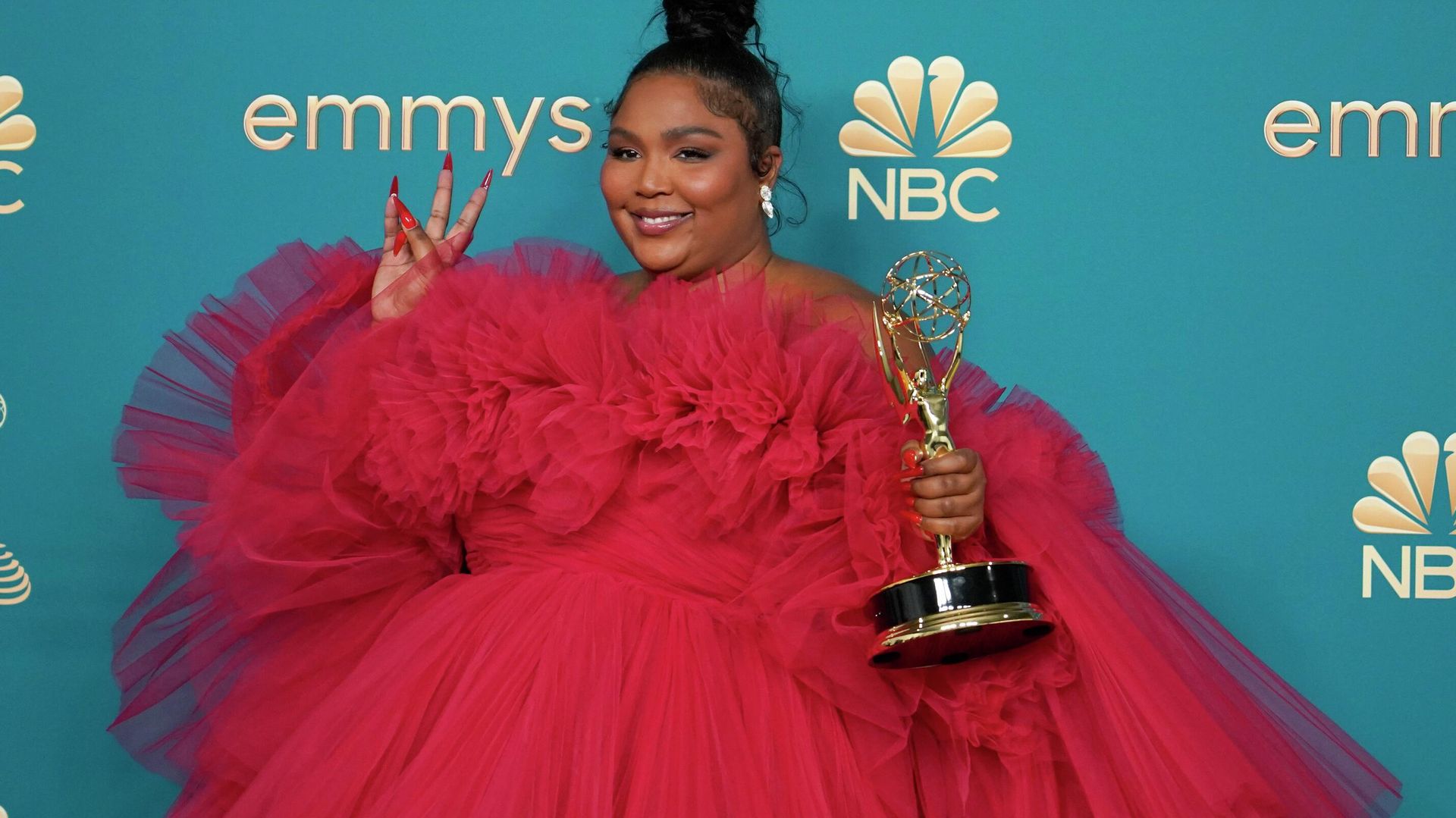 Lizzo poses in the press room with the award for outstanding competition program for Lizzo's Watch Out For The Big Grrrls at the 74th Primetime Emmy Awards. - Sputnik International, 1920, 10.10.2022