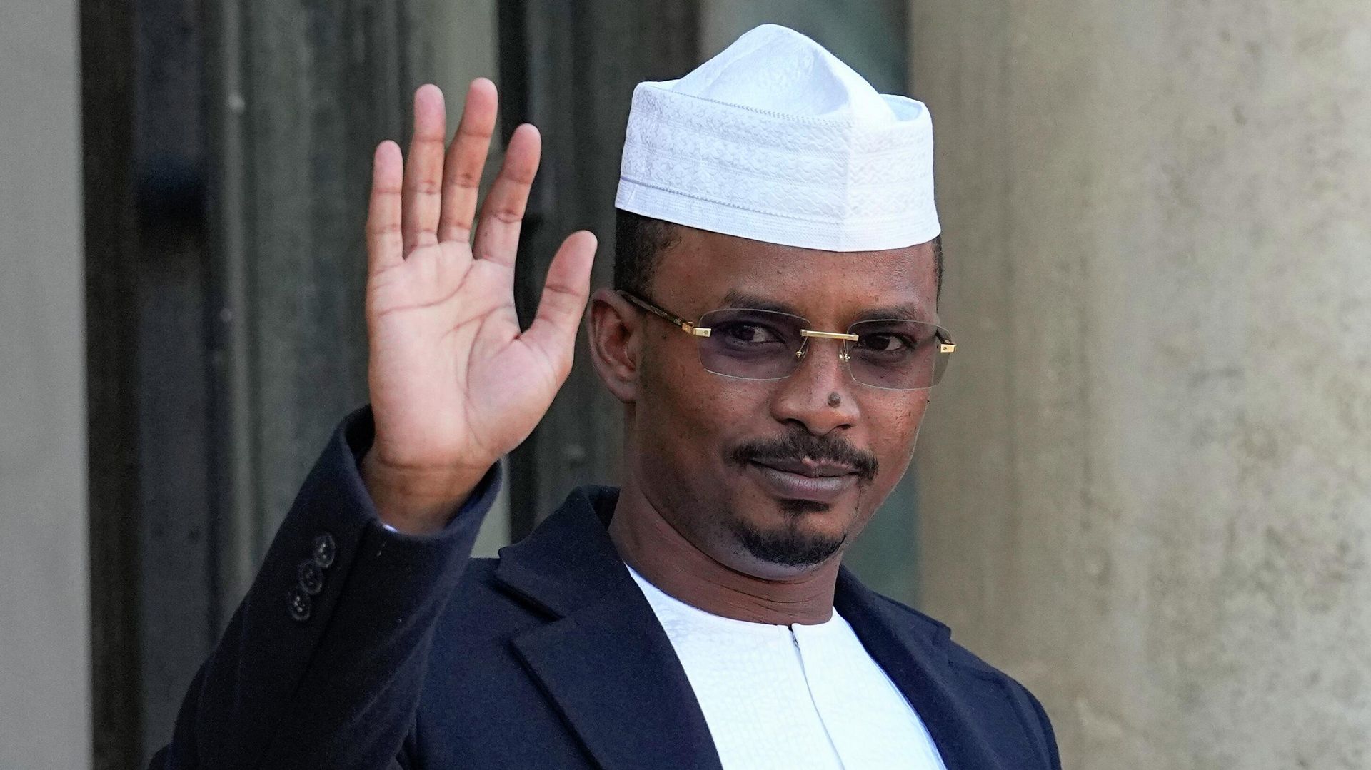 Chad's Interim President and Chairman transitional Military Council, Gen. Mahamat Idriss Deby, waves as he is welcomed by French President Emmanuel Macron for a meeting on the Sahel crisis at the Elysee Palace in Paris, Friday, Nov. 12, 2021. (AP Photo/Michel Euler) - Sputnik International, 1920, 06.01.2023